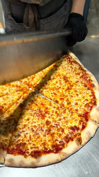 Large crispy cheese pizza 😮‍💨