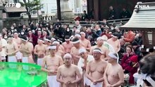 Tokyo, fedeli celebrano il Kanchu Misogi, l'antica cerimonia di purificazione in acqua ghiacciata