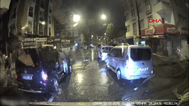 Pendik’te trafik tartışması: Servis minibüsünün camını yumrukladı; 'Seni vururum' diye bağırdı