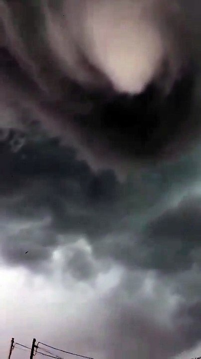 Tornado é confirmado no Paraná e nuvem em formato de funil impressiona moradores