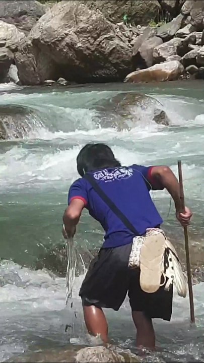 cast net fishing in Nepal | himalayan trout fishing with handmade cast net |