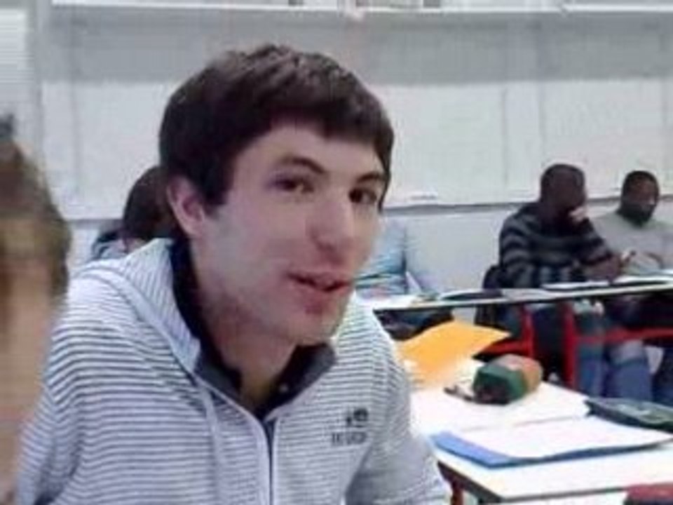 En cours l' homme des cavernes montre ses fesses