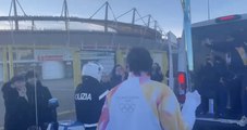 Torino, Moretti porta la fiamma olimpica di Milano Cortina (VIDEO)