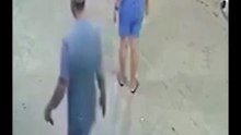 Homem chuta gato na rua e mulher reage com cadeirada. Vídeo