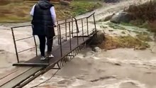 Cet idiot veut traverser la route inondée en voiture... Raté