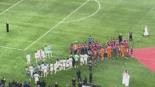 El pasillo del FC Barcelona al Real Madrid y la entrega del trofeo