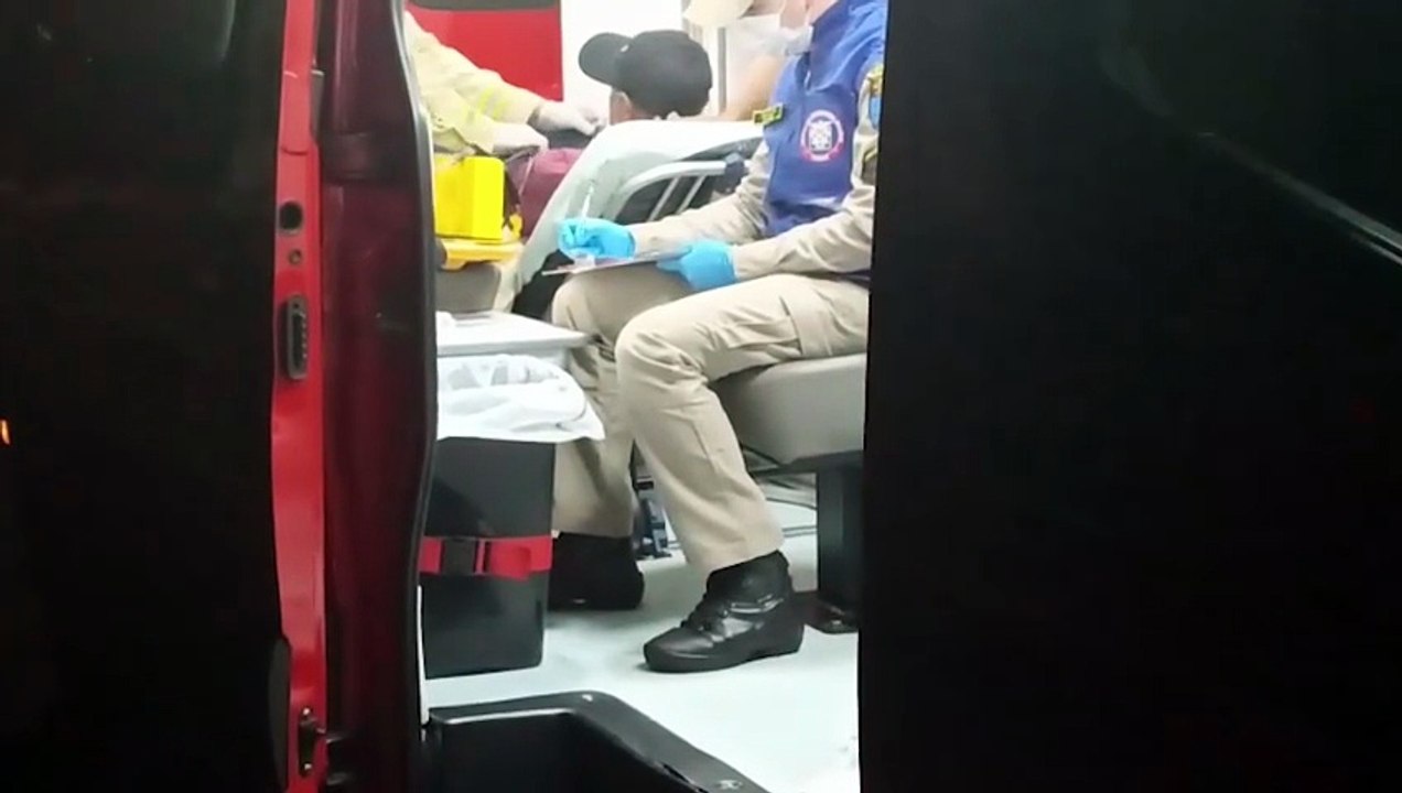 Esqueceu as chaves e foi parar no hospital: Homem tenta pular muro de casa, cai e fica ferido