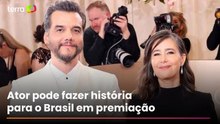 Wagner Moura posa ao lado da esposa ao chegar no tapete vermelho do Globo de Ouro