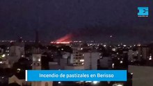 Incendio de pastizales en Berisso: espesa columna de humo