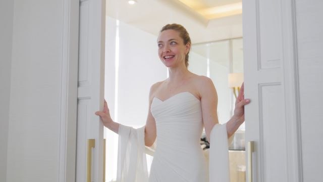 It Took 400 Hours to Make Amanda Seyfried’s Custom Versace Dress for the 2026 Golden Globes