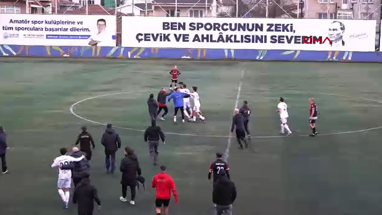 Amatör lig maçı sonrası stadyum karıştı; futbolcularla taraftarlar birbirine girdi