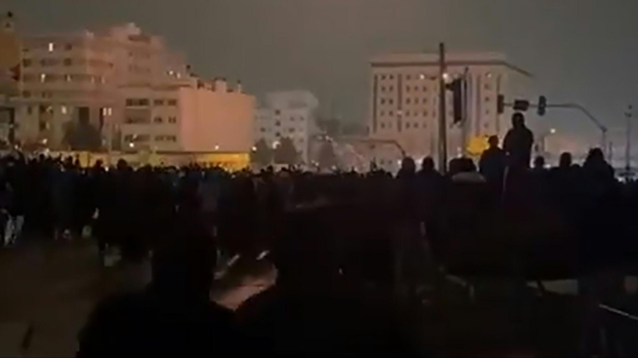 Trotz Repression und Internetsperre: Menschen im Iran protestieren weiter