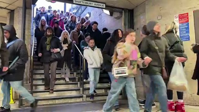 Los londinenses se quitan el pantalón en el divertido viaje en metro sin pantalones 2026