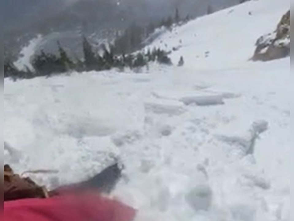 Nur knapp entkommen: Lawine reißt Skifahrer mit