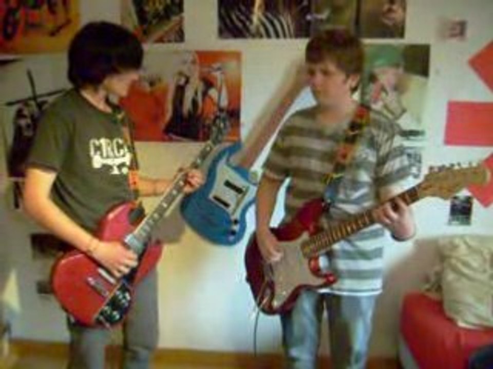 "The Hallown's" 2eme chanson!!les 2 guitaristes!
