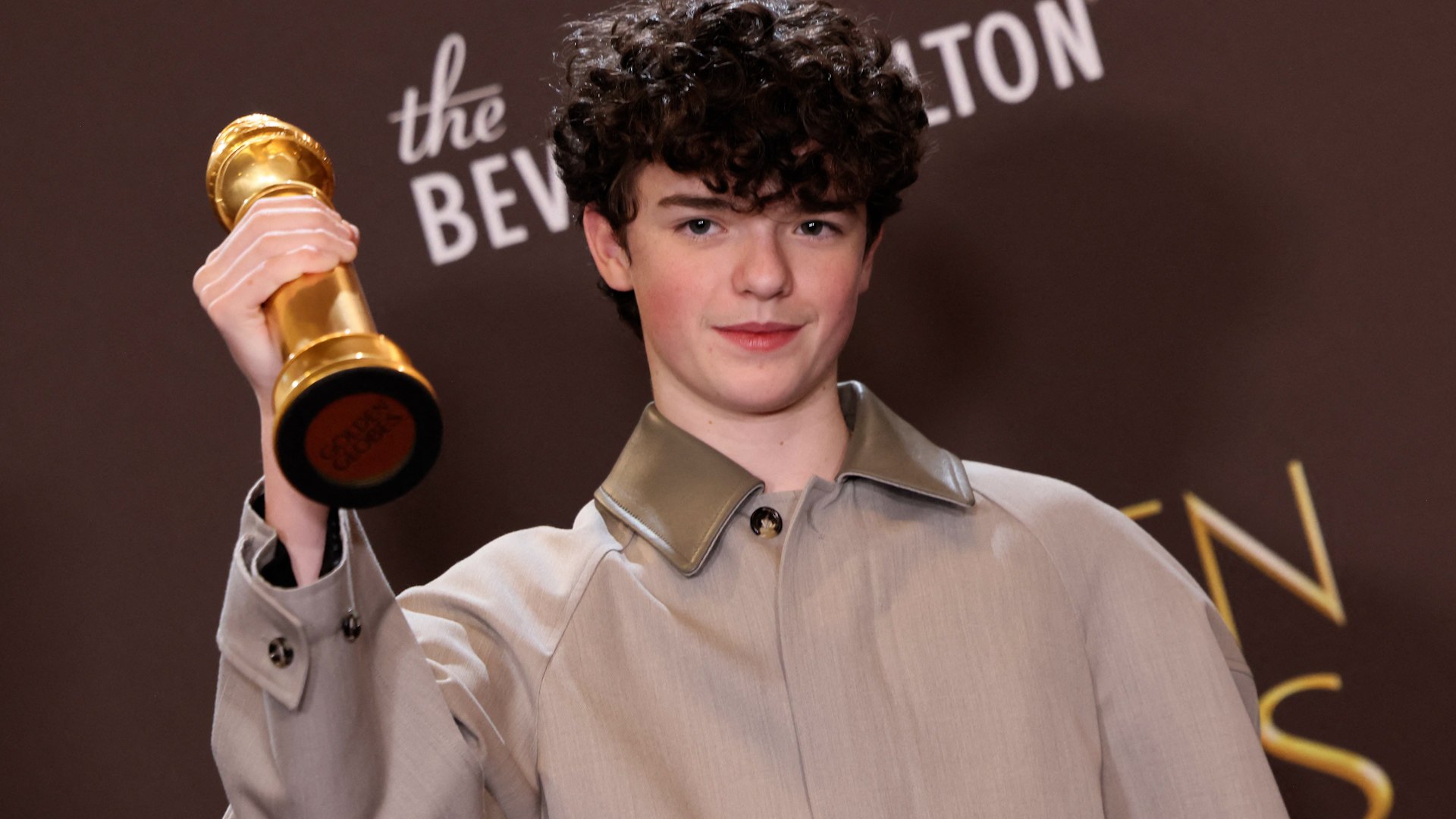 El joven actor Owen Cooper, de tan solo 16 a�os, se ha convertido en una de las grandes revelaciones de la temporada tras ganar el Globo de Oro a mejor actor de reparto en televisi�n�por su trabajo en la miniserie de Netflix Adolescencia. El reconocimiento consolida su prometedora carrera y lo sit�a como uno de los talentos emergentes m�s destacados de la industria audiovisual.
Durante la gala, Cooper subi� al escenario visiblemente emocionado y pronunci� un discurso cargado de gratitud. "Estaremos eternamente agradecidos por lo que estas personas han hecho por m� y por mi familia", afirm� el actor, antes de recordar c�mo comenz� su camino en la interpretaci�n. Seg�n explic�, decidi� arriesgarse y apuntarse a clases de teatro sin saber si lo har�a bien o mal. "Quiz� estar�a bien, quiz� ser�a horrible, nunca lo sab�a", confes�.
El int�rprete tambi�n relat� una an�cdota que conmovi� al p�blico: en sus primeras clases era el �nico chico, algo que le generaba mucha verg�enza. "Me daba mucha verg�enza, pero lo super�", se�al�, destacando la importancia de vencer los miedos para perseguir los sue�os.
La miniserie Adolescencia, producida por Netflix, ha recibido excelentes cr�ticas y ha sido clave para el reconocimiento de Owen Cooper, cuyo Globo de Oro marca un hito temprano en su carrera y augura un futuro brillante en la interpretaci�n.