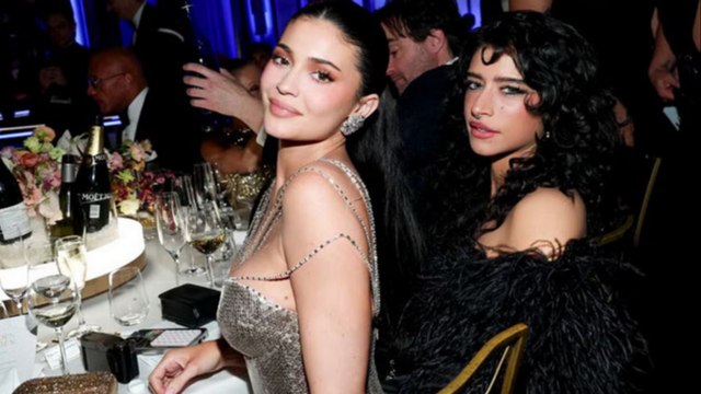 إطلالة ذهبية لكايلي جينير بتوقيع السعودي محمد آشي