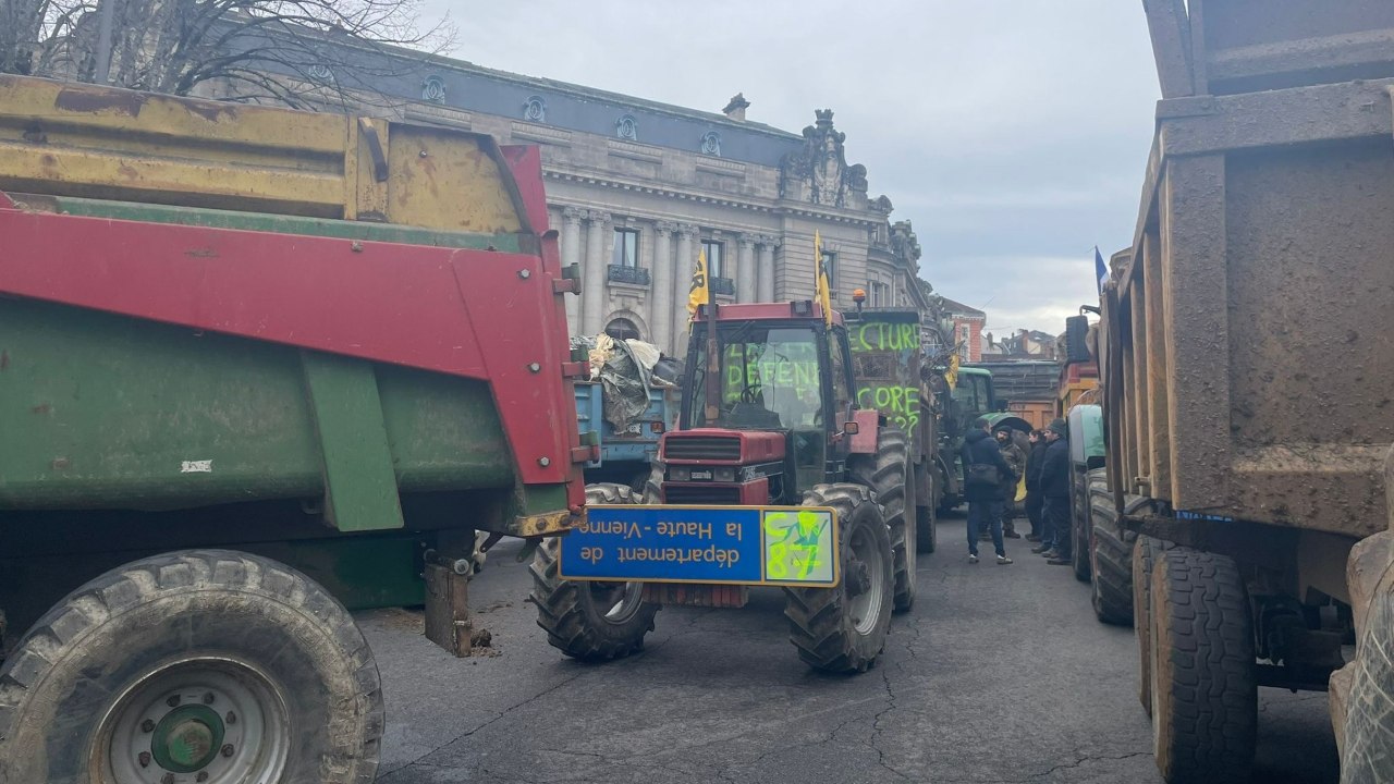 Les agriculteurs de la Coordination Rurale arrivent devant la préfecture de Limoges