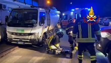 Incastrato sotto il camion: soccorso operatore ecologico in strada Morane