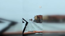 Vali duyurdu! Yol kar yağışı nedeniyle trafiğe kapatıldı