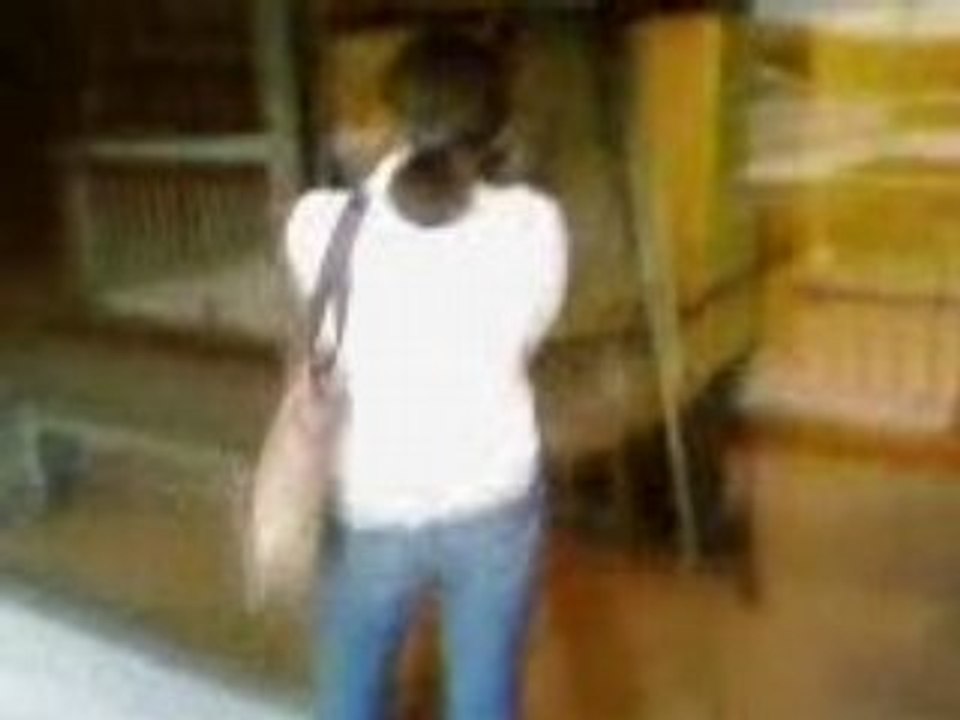 Laura prend en foto le mec en viloet