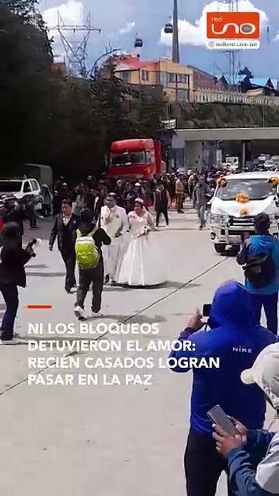 Ni siquiera los bloqueos pudieron detenerlos. Recién casados lograron pasar uno de los puntos de bloqueo en La Paz, demostrando que cuando hay amor, siempre se encuentra el camino.
