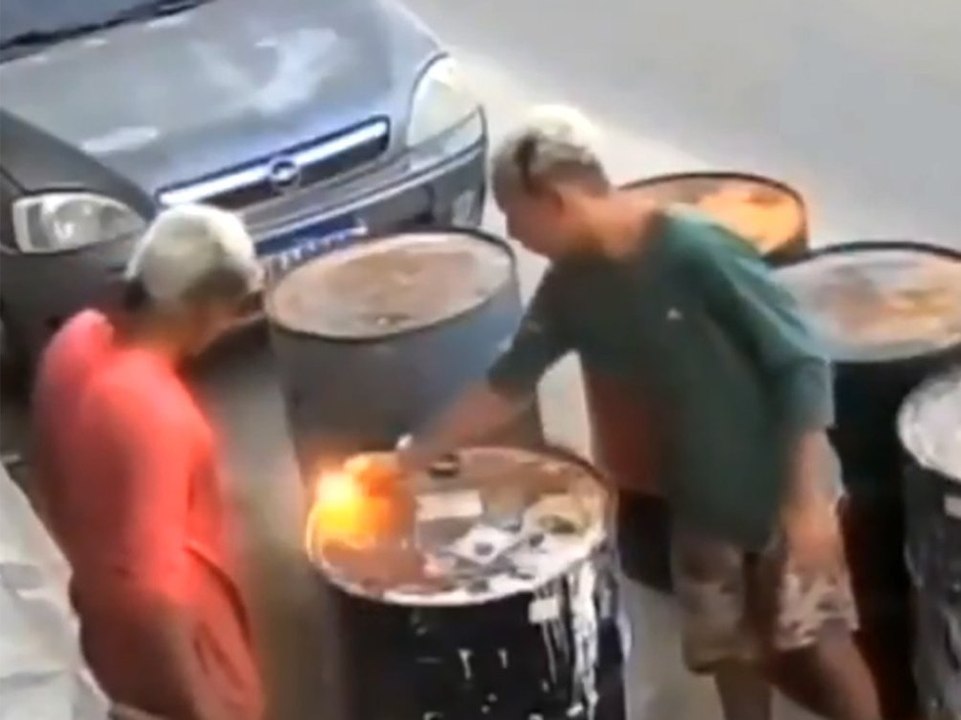 Dumme Zündelei: Mann fliegt Ölfass um die Ohren