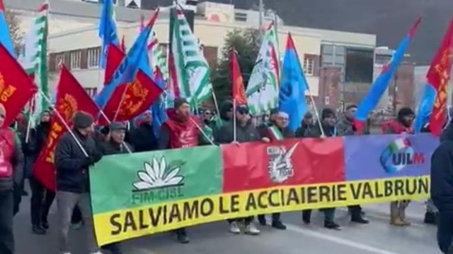 Bolzano, 1500 manifestanti sfilano per le vie della città per solidarietà alle Acciaierie Valbruna