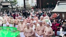 Japão: 100 fiéis enfrentam águas geladas num ritual xintoísta em Tóquio
