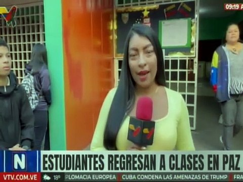 Miles de estudiantes caraqueños regresan a clases con alegría y normalidad