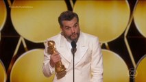 Momento em que Wagner Moura vence o Globo de Ouro de melhor Ator em Filme de Drama + discurso traduzido | TV Globo