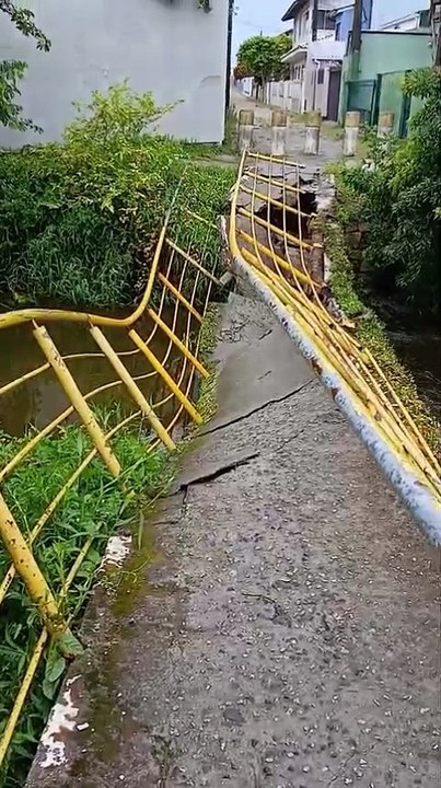 Ponte estratégica desaba e deixa moradores "ilhados" após fortes chuvas em Florianópolis