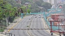 Un ataque estadounidense golpea un puerto venezolano, destruyendo suministros médicos y un edificio histórico.