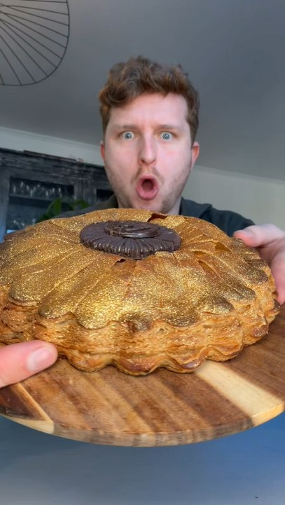 Galette des rois sans gluten de chez Copains x @noholita e des rois au chocolat, avec de jolies paillettes dorées sur le dessus 🎉✨Tu l’as goûtée, toi ? 👀C’est quoi la prochaine galette que je teste ? 👑✨