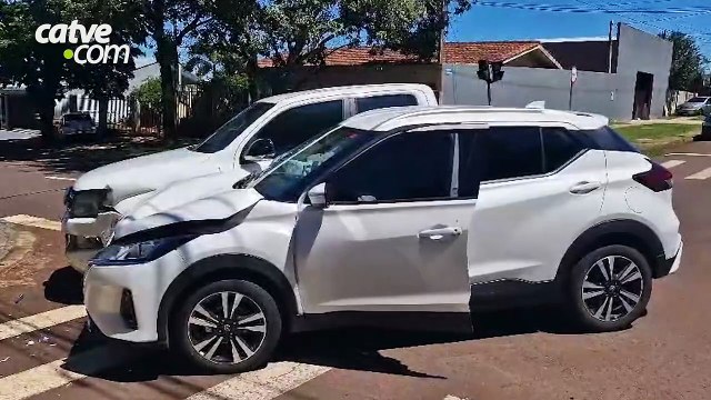 Veículos batem e ficam danificados no bairro Coqueiral