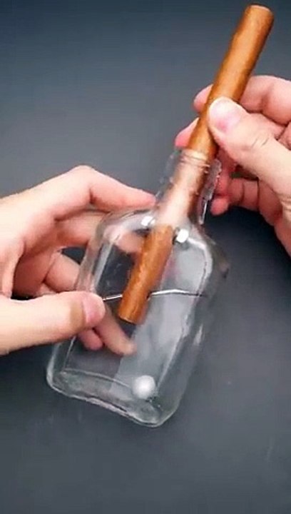 Essayez de sortir ce cigare de cette bouteille sans la casser