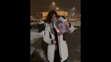 이란 여성들, 하메네이 사진 태워 담뱃불...저항 의지 표출 / YTN