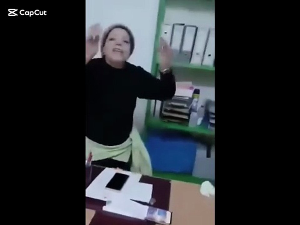 أثار انتشار مقطع فيديو يُظهر موظفة وهي ترقص داخل مقرّ عملها موجة واسعة من الجدل على مواقع التواصل الاجتماعي، حيث انقسمت آراء المتابعين