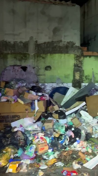 Acúmulo de lixo próximo a comércio de alimentos e restaurantes revolta moradores em bairro de Salvador: “Vergonha”