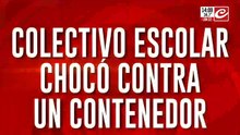 Colectivo escolar chocó contra un contenedor: el SAME trabaja en el lugar