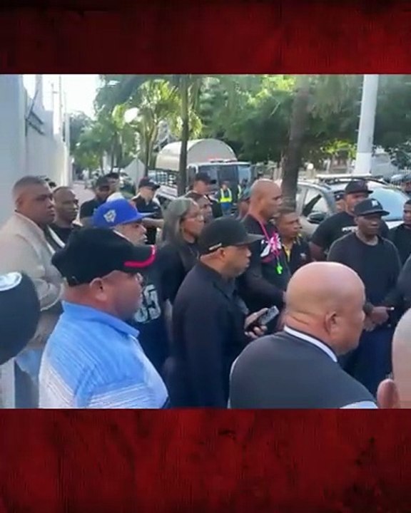 Unos 936 expolicías protestan frente a Hacienda en reclamo del pago de sus prestaciones