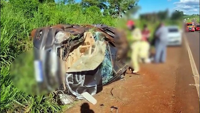 Jovens ficam feridos após grave capotamento na BR-467, em Cascavel