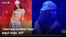 Anitta rebate pedido de fãs para tirar a calça durante show: 'Cheia de celulite'