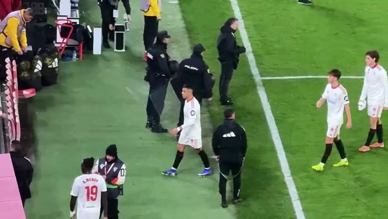 De la rápida retirada del equipo a vestuarios al desgarro de Alberto Flores