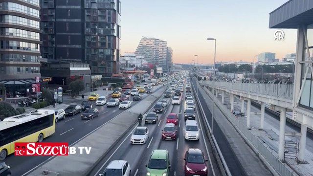İstanbul'da sabah saatlerinde trafik yoğunluğu yaşanıyor