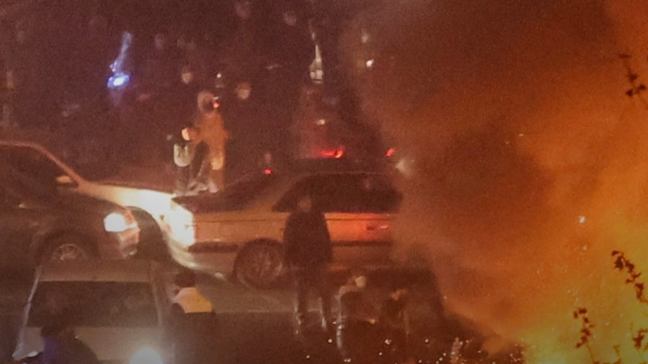 Iran Protests: खामेनेई की चेतावनी के बाद बढ़ी म...