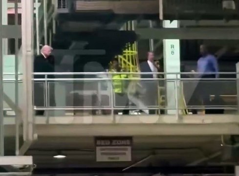 Dünya bu görüntüyü konuşuyor! Trump’ın, kendisine “Sübyancı koruyucusu” diyen kişiye yaptığı şeye bakın