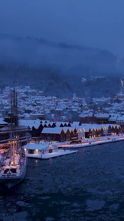❄️ L’hiver à Bergen.  Quand la pluie cède la place au silence, la ville se transforme. Lumières feutrées, montagnes en arrière-plan, air nordique — Bergen ralentit, respire, impose son tempo.
