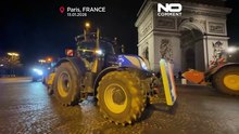 Agricoltori francesi circondano Parigi con i trattori contro l'accordo UE-Mercosur