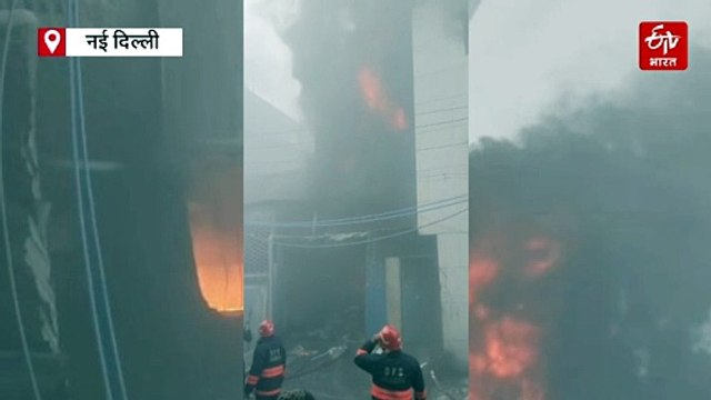 दिल्ली के नरेला प्लास्टिक फैक्ट्री में लगी भीषण आग, 12 दमकल गाड़ियां मौके पर मौजूद